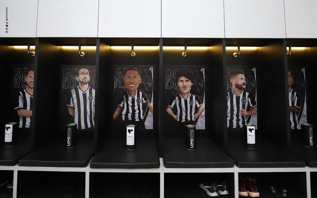 Vestiário da Cidade do Galo, em Vespasiano, ganhou caricaturas dos jogadores que fazem parte do elenco do Atlético para a temporada 2022. Atletas se reapresentam oficialmente para início dos trabalhos nesta segunda-feira (17).