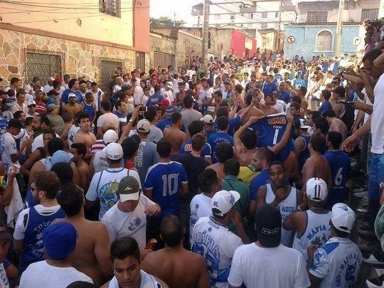 Torcids do Cruzeiro na chegada ao Independncia (Rua Ismnia Tunes, no Horto)