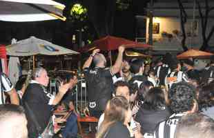 Atleticanos em bares na Savassi, em BH, durante a final da Copa do Brasil contra o Athletico-PR.