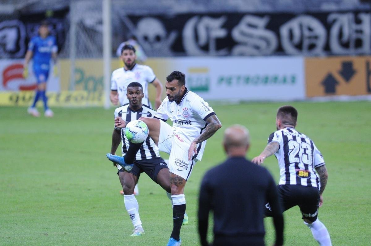 Araos marcou o segundo gol do Corinthians no Mineiro (Alexandre Guzanshe / EM DA PRESS)