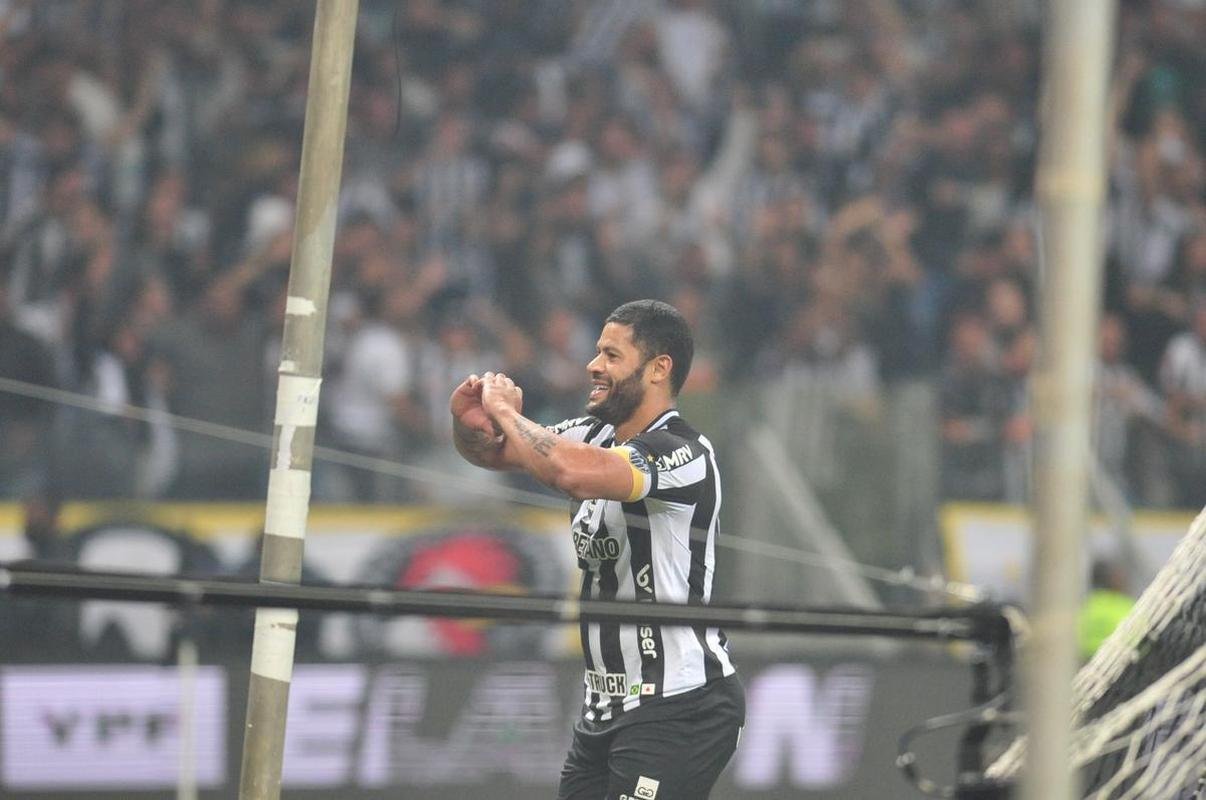 Hulk abriu o placar para o Galo com um golao: 1 a 0 Atltico