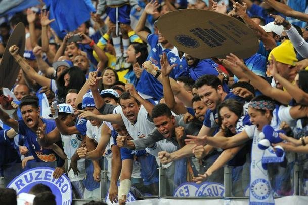 Momento em que Hudson marcou o gol do Cruzeiro no segundo tempo