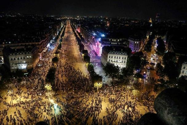 Quando a noite chegou, Paris ficou ainda mais linda: Torre Eiffel foi iluminada com as cores da bandeira francesa e Arco do Triunfo recebeu projeções com rostos dos campeões