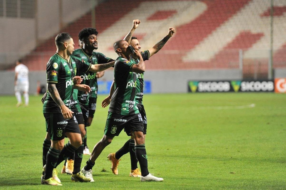 Fotos do gol de Juninho, o terceiro do Amrica na partida contra o Grmio, no Independncia, em BH, pelo Brasileiro: 3 a 0