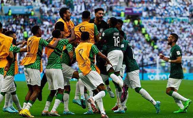 Jogadores da Arbia Saudita comemoraram muito a vitria sobre a Argentina