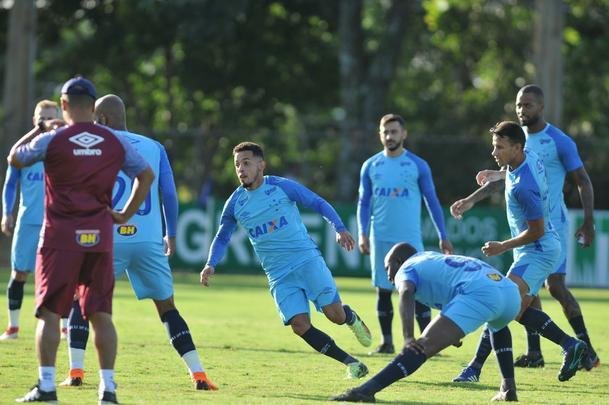 Jogadores do Cruzeiro durante treino desta sexta-feira na Toca da Raposa II