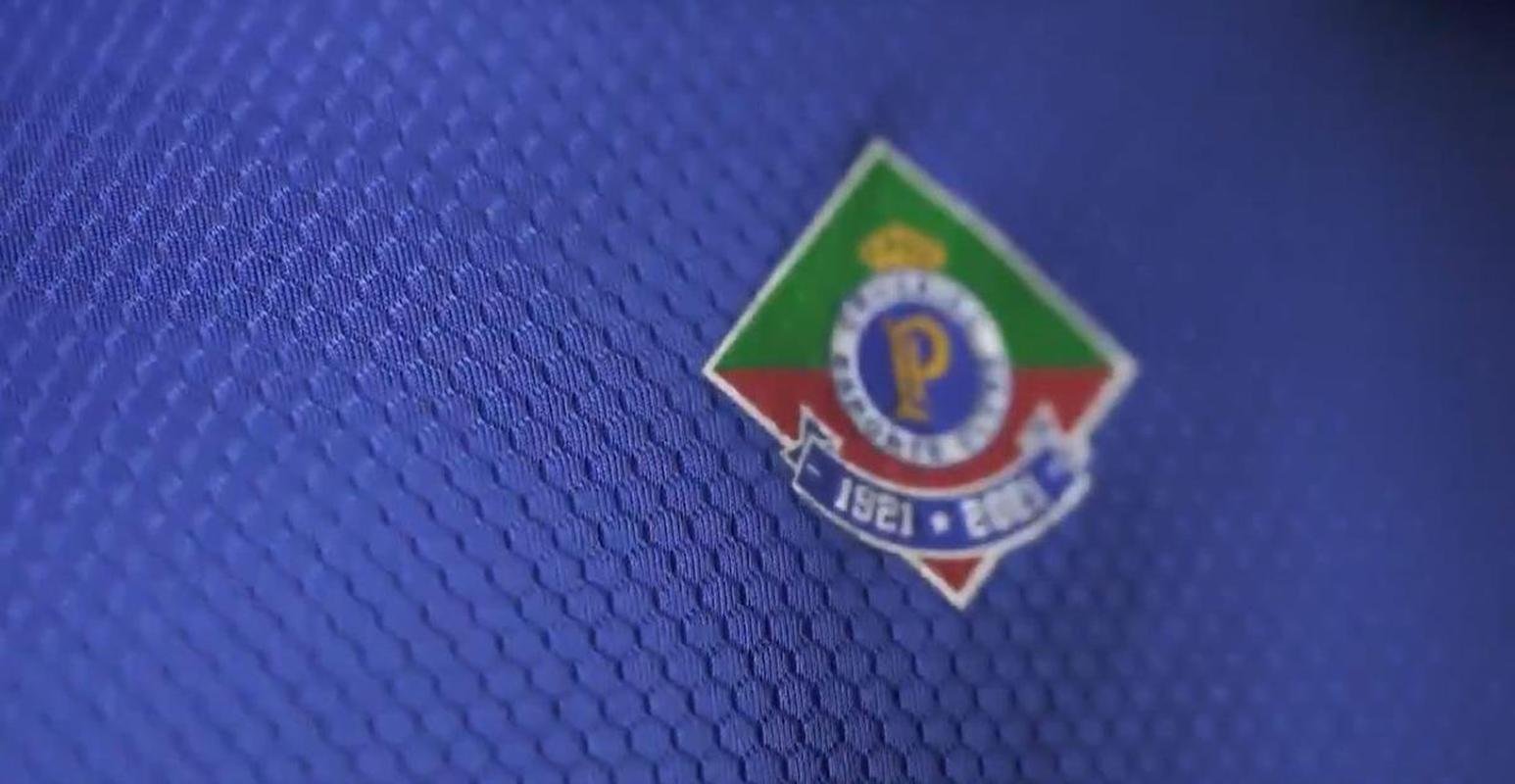 dolos exibiram detalhes da nova camisa do Cruzeiro, em homenagem ao centenrio celeste