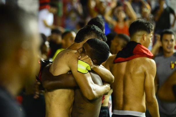 Aps um 2 a 2 no tempo normal, Tlio defendeu o pnalti de Carlo e ajudou o Sport a vencer a disputa na marca da cal por 5 a 4
