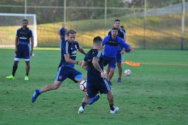 Elenco da Universidad de Chile treinou nesta tera-feira  tarde na Cidade do Galo, em Vespasiano. Time chileno se prepara para enfrentar o Cruzeiro na quinta, s 19h15, no Mineiro, pela Copa Libertadores. Tcnico Angel Guillermo Hoyos ter retornos do zagueiro Jara e do lateral-esquerdo Beausejour