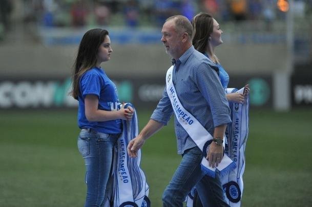 Jogadores, integrantes da comisso tcnica e dirigentes do Cruzeiro recebem faixas alusivas ao ttulo da Copa do Brasil