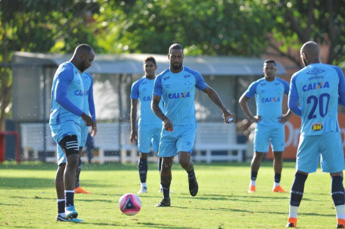 Jogadores do Cruzeiro durante treino desta sexta-feira na Toca da Raposa II