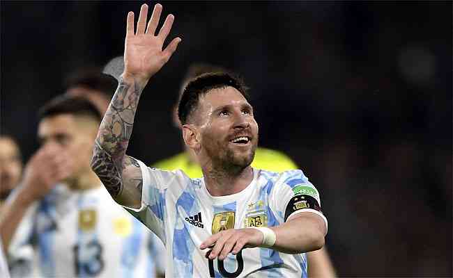 Ovacionado pelos fs em La Bombonera, Messi acena para o pblico em agradecimento