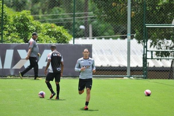 Manh desta sexta-feira foi agitada no Atltico com demisso de Oswaldo e coletiva do presidente