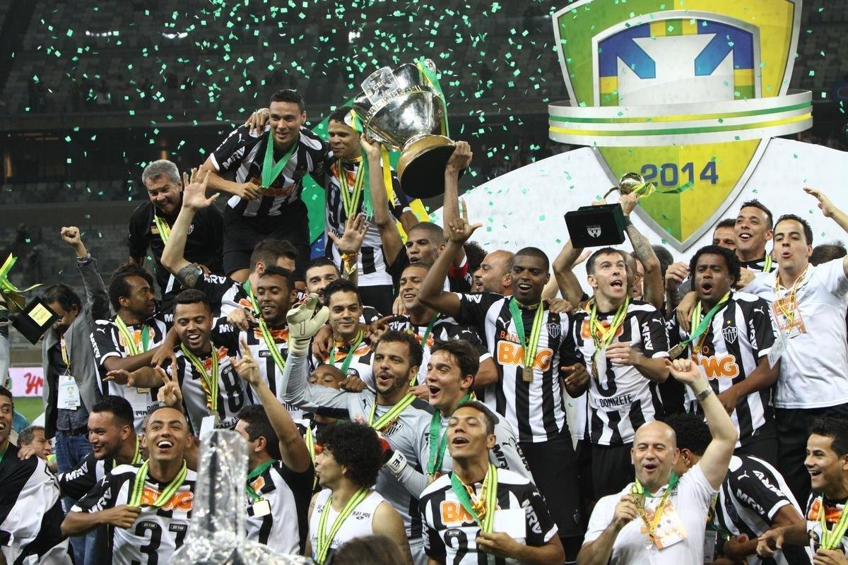 Capito Leonardo Silva ergue a taa e jogadores festejam o ttulo indito da Copa do Brasil