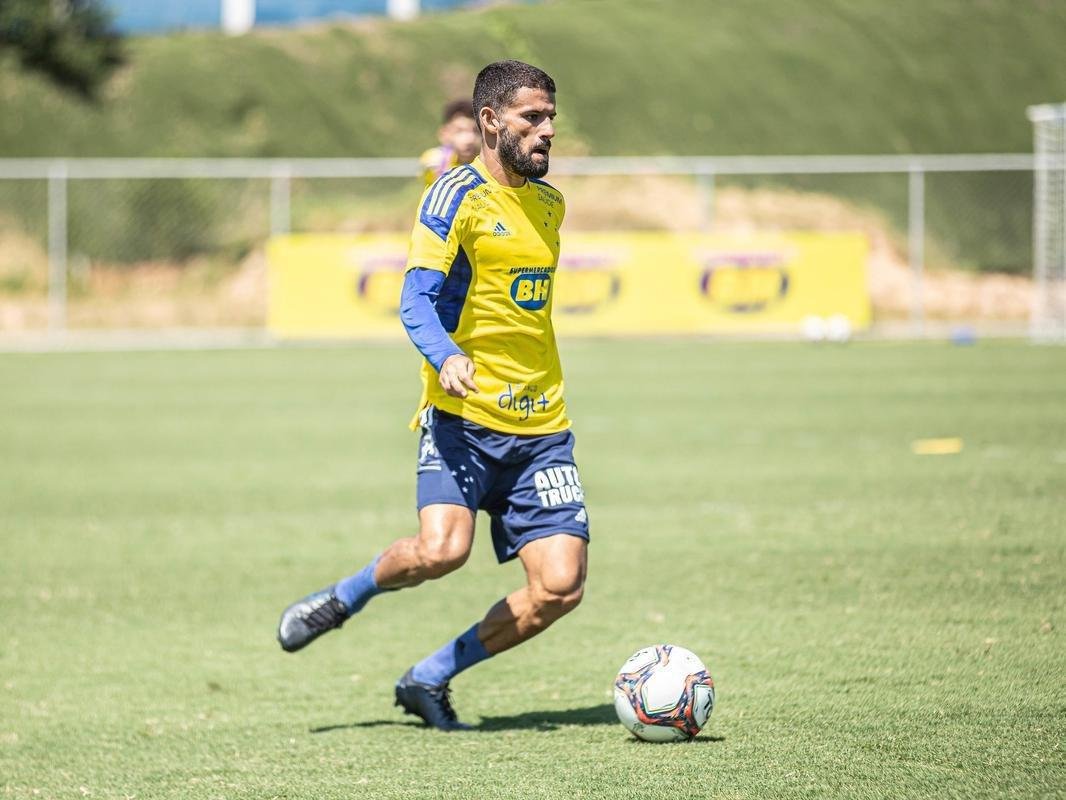 Cruzeiro estreou camisa de treino amarela durante atividade neste domingo (28/03)