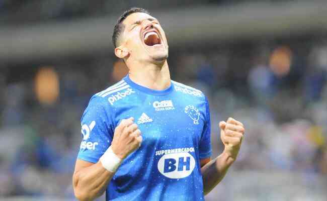 Luvannor celebrates Cruzeiro's second goal against Vila Nova