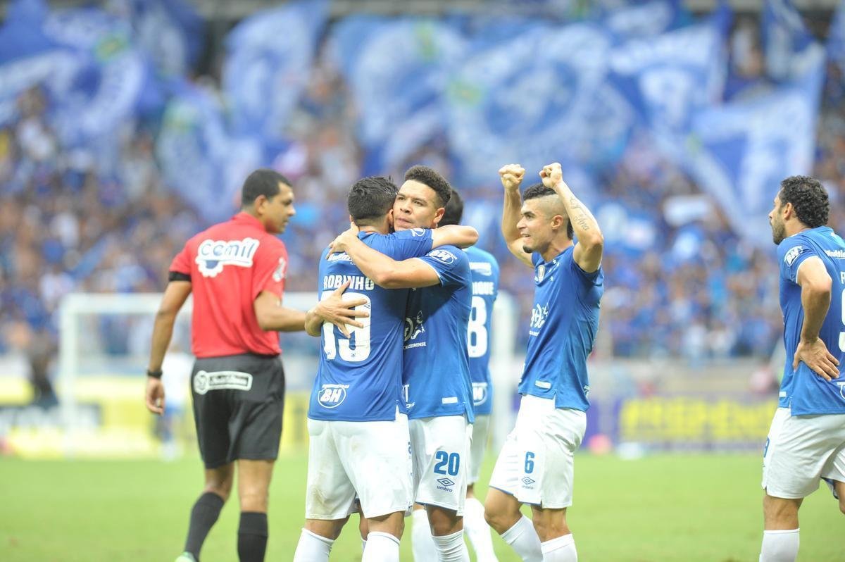 Fotos do gol de Marquinhos Gabriel, do Cruzeiro, sobre o Atltico, na primeira partida da deciso do Mineiro; Meia-atacante chutou de perna esquerda, e a bola entrou no canto direito de Victor aps desvio em Leonardo Silva