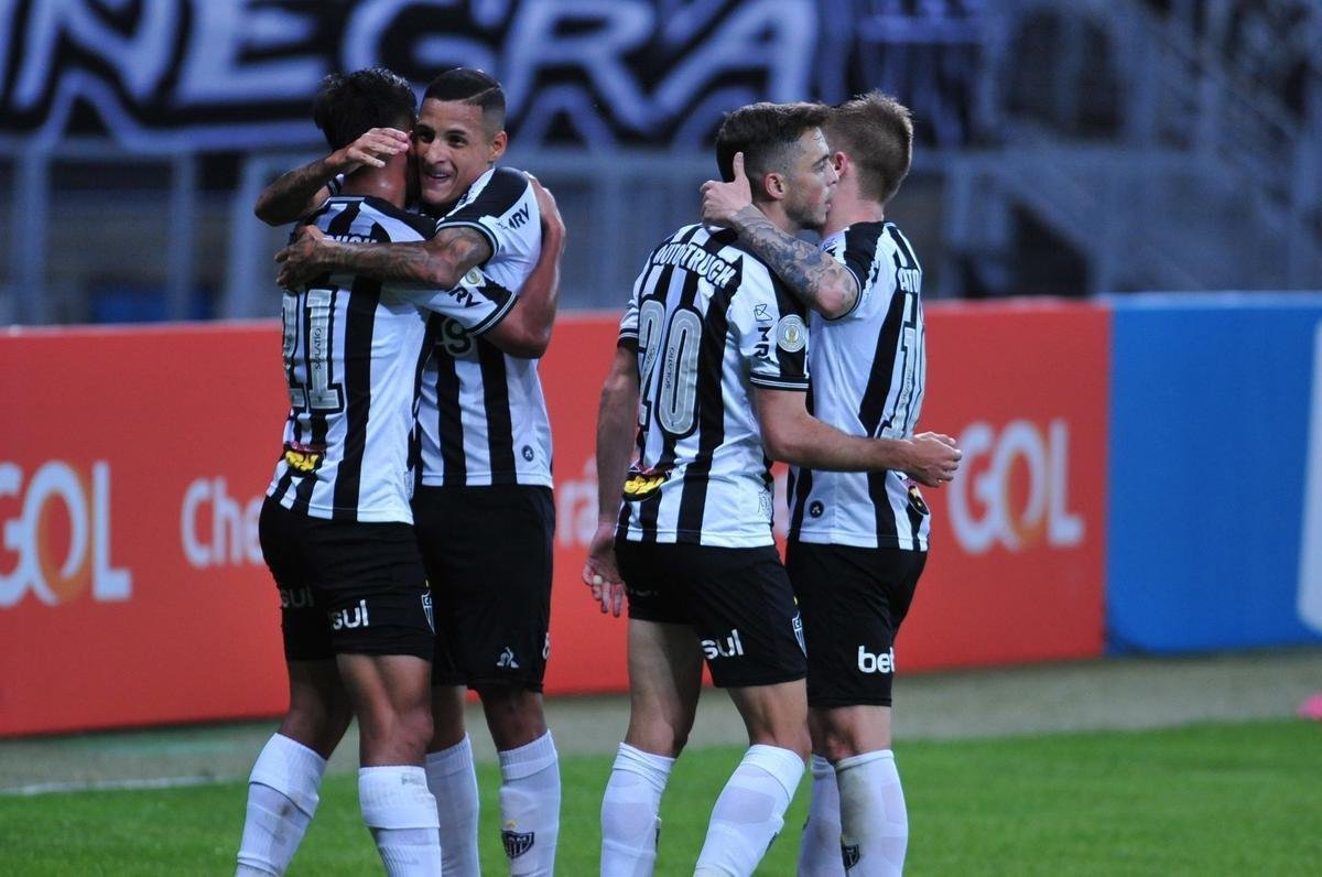 Alan Franco marcou os dois gols do Atltico no primeiro tempo: 2 a 0