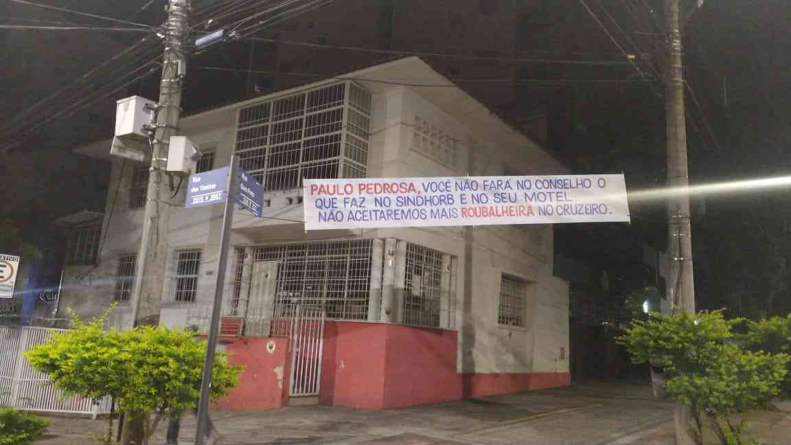 Cruzeiro: faixas afixadas no Barro Preto pedem a sada de Paulo Csar Pedrosa da presidncia do Conselho Deliberativo