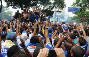 Torcedores do Cruzeiro tomam conta da Praa Sete e da Avenida Afonso Pena no centro de Belo Horizonte para celebrar o ttulo brasileiro com os jogadores, que desfilam em carro aberto do Corpo de Bombeiros. 