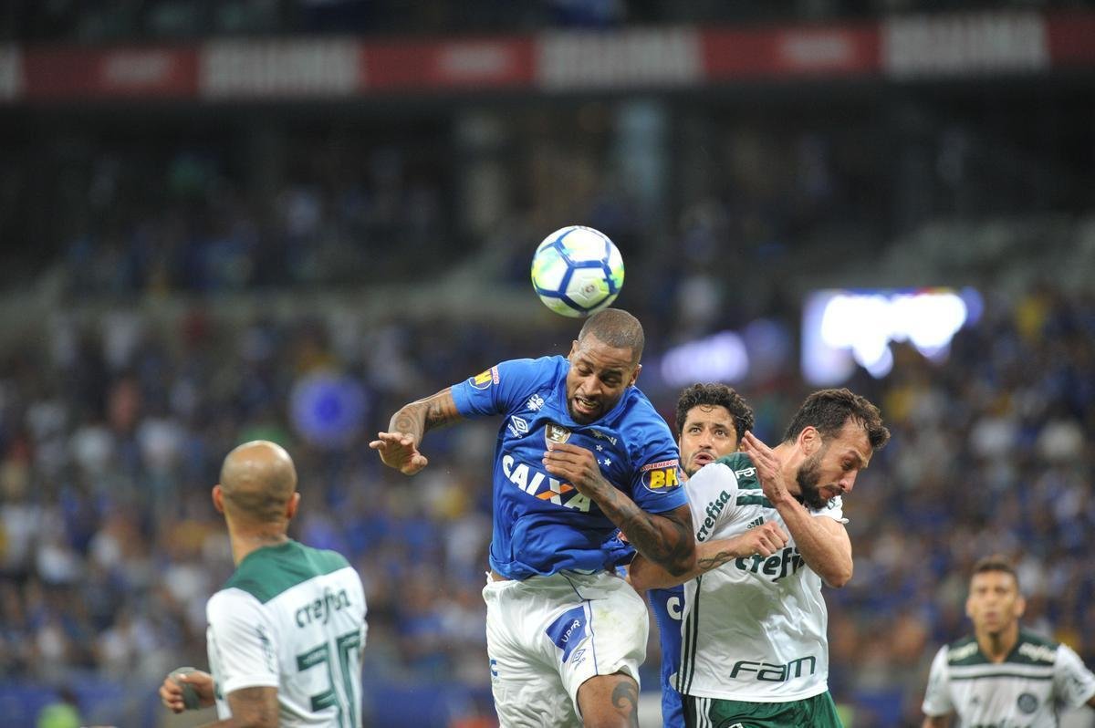Depois do gol do Palmeiras, o jogo ficou tenso e com ataques alternados
