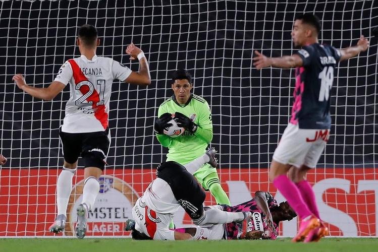 Com 25 casos simultneos de COVID-19, River Plate enfrentou Independiente Santa Fe-COL com apenas 11 jogadores disponveis e com o volante Enzo Prez improvisado como goleiro.