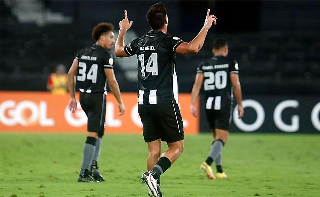 Gabriel Pires abriu o placar para o Botafogo, que fez o dever de casa no Nilton Santos