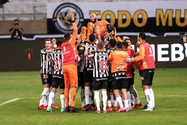Goleiro Everson, do Atltico, foi heri na deciso por pnaltis contra o Boca Juniors ao defender duas cobranas e ao marcar o gol da classificao: 3 a 1 nas batidas alternadas aps 0 a 0 no tempo normal, no Mineiro.