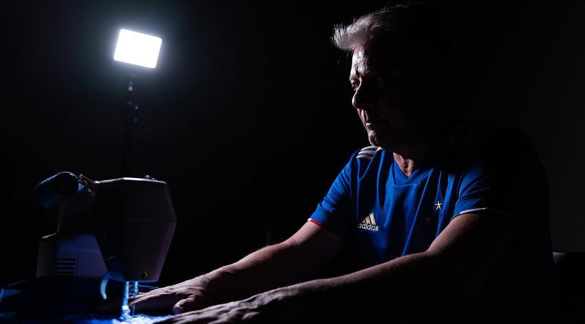 Ídolos exibiram detalhes da nova camisa do Cruzeiro, em homenagem ao centenário celeste. Na foto, o ex-volante Douglas.