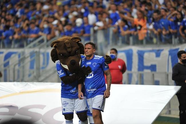 Fotos do gol de Edu, do Cruzeiro, sobre o Athletic, no Mineiro, em jogo de ida da semifinal do Mineiro
