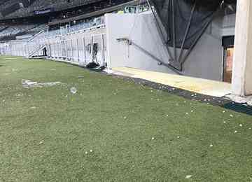 Na saída do time do gramado após a derrota por 2 a 0 para o Botafogo, torcedores demonstraram insatisfação e atiraram até pipoca em atletas