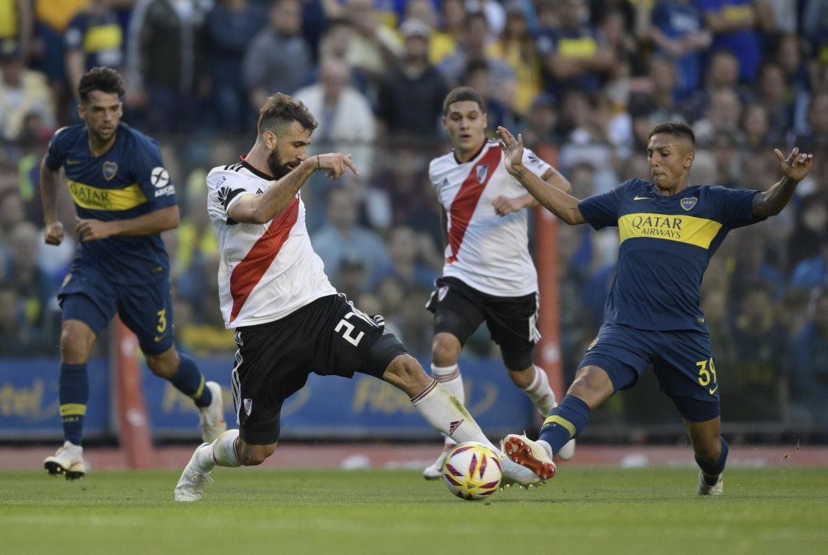 Fotos de Agustn Almendra, volante do Boca Juniors, de 22 anos, que est na mira do Cruzeiro para 2023. Vnculo dele na Argentina vai at junho do prximo ano, o que permite firmar pr-contrato a partir de janeiro com qualquer clube
