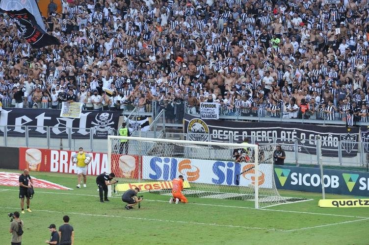 Aps a vitria do Atltico sobre o Fluminense, por 2 a 1, no Mineiro, os jogadores, o tcnico Cuca, a comisso tcnica, o gerente e ex-goleiro Victor e torcedores fizeram muita festa com a proximidade do ttulo brasileiro