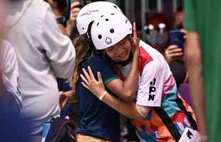 Brasileira Rayssa Leal, de 13 anos, conquista medalha de prata no skate street nos Jogos Olmpicos de Tquio. Japonesas Momiji Nishiya (ouro)  Funa Nakayama (bronze) completaram o pdio 