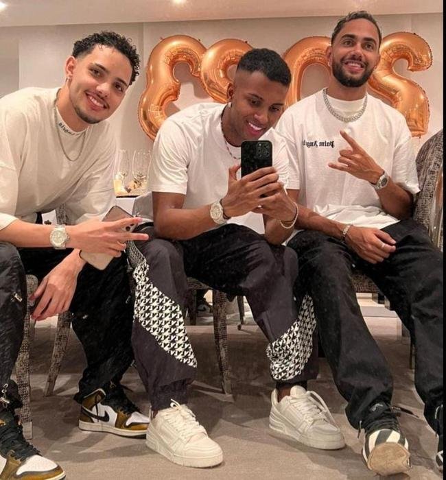O atacante brasileiro Rodrygo (ao centro) passou a virada com amigos