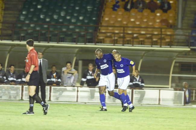 Fotos do zagueiro Joo Carlos em suas passagens pelo Cruzeiro, entre 1996 e 2001
