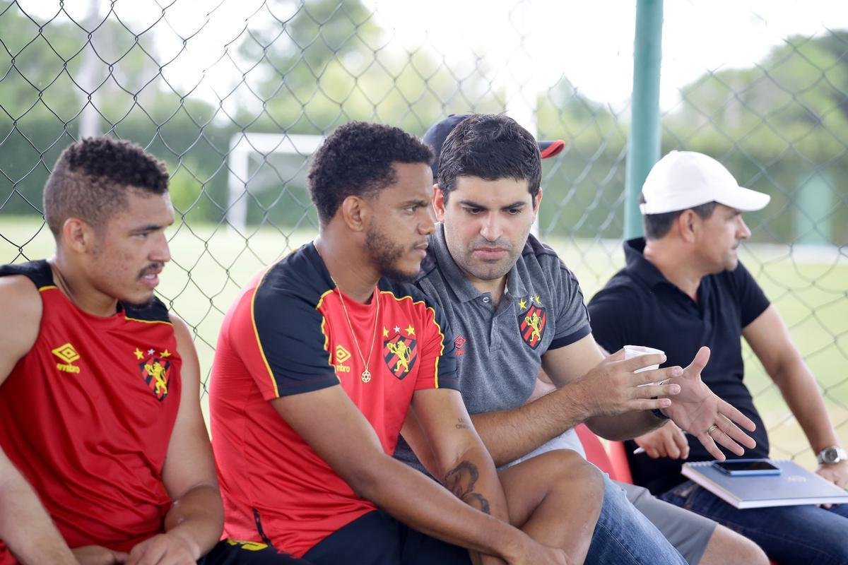 Rithely teve uma manhã agitada no CT do Sport. Ainda sem treinar, o jogador esteve nas instalações do clube para realizar exames fisiológicos junto ao preparador do clube, Inaldo Freire. Depois, apareceu no campo para cumprimentar os companheiros e assistir a movimentação comandada pelo técnico Guto Ferreira. Por fim, concedeu entrevista coletiva, onde abordou o retorno ao clube - confira na íntegra acessando o nosso site