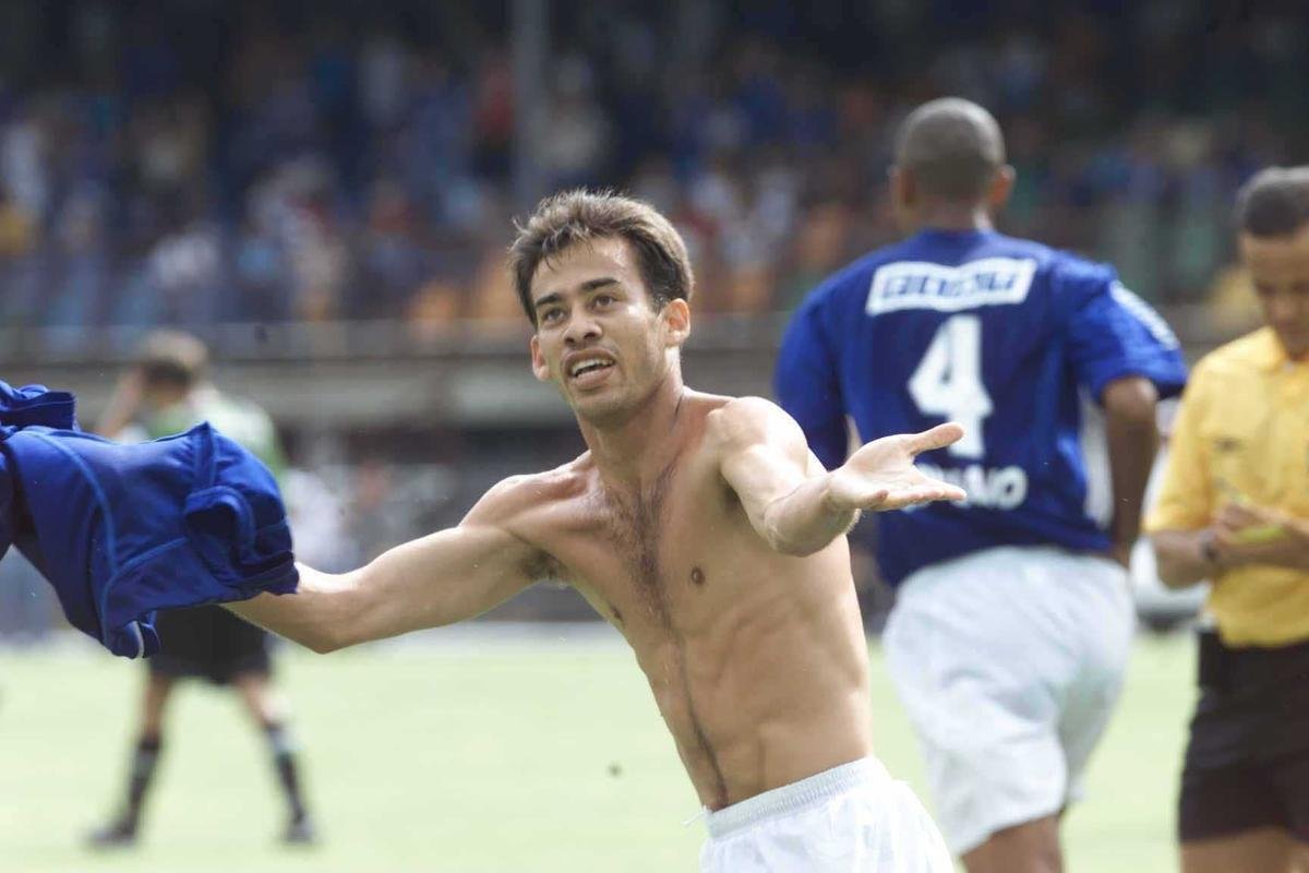 Em 2002, o Cruzeiro venceu o clssico contra o Amrica, na Copa Sul-Minas, por 7 a 0, no Mineiro. Vander (foto) marcou um dos gols. 
