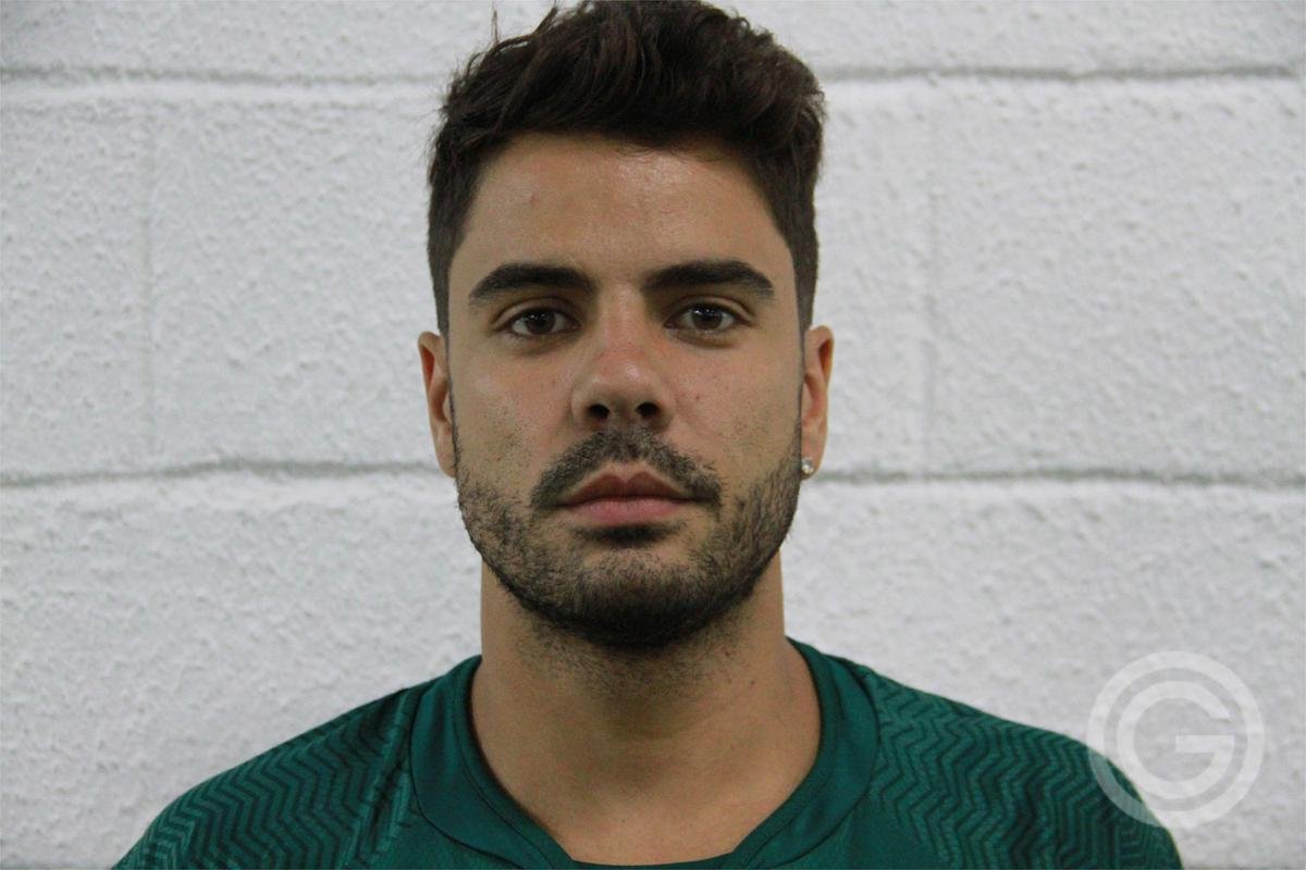 O Gois anunciou a contratao do atacante Henrique Almeida, que estava na Chapecoense