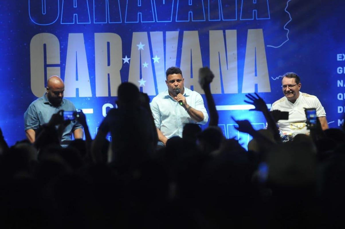Ronaldo levou cruzeirenses de Conselheiro Lafaiete ao delrio ao participar da Caravana do Cruzeiro nesta quarta-feira (26). Fenmeno esteve acompanhado no palco de Pedro Loureno, patrocinador do clube, e ganhou msica nova produzida pelo rapper Das Quebradas