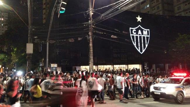 Torcedores do Atltico se concentraram em frente  sede do clube, no bairro de Lourdes, em BH, para festejar o ttulo da Supercopa do Brasil sobre o Flamengo. Galo derrotou rubro-negros nos pnaltis na Arena Pantanal, em Cuiab