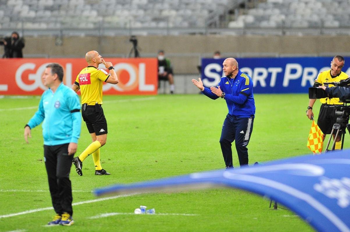 Fotos do jogo entre Cruzeiro e Coritiba, no Mineiro, em Belo Horizonte, pela 10 rodada da Srie B do Campeonato Brasileiro de 2021