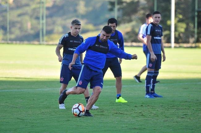 Elenco da Universidad de Chile treinou nesta tera-feira  tarde na Cidade do Galo, em Vespasiano. Time chileno se prepara para enfrentar o Cruzeiro na quinta, s 19h15, no Mineiro, pela Copa Libertadores. Tcnico Angel Guillermo Hoyos ter retornos do zagueiro Jara e do lateral-esquerdo Beausejour