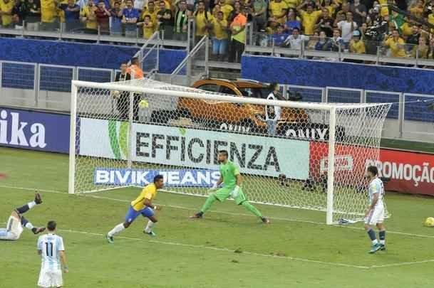 Paulinho marcou o terceiro do Brasil sobre a Argentina no Mineiro