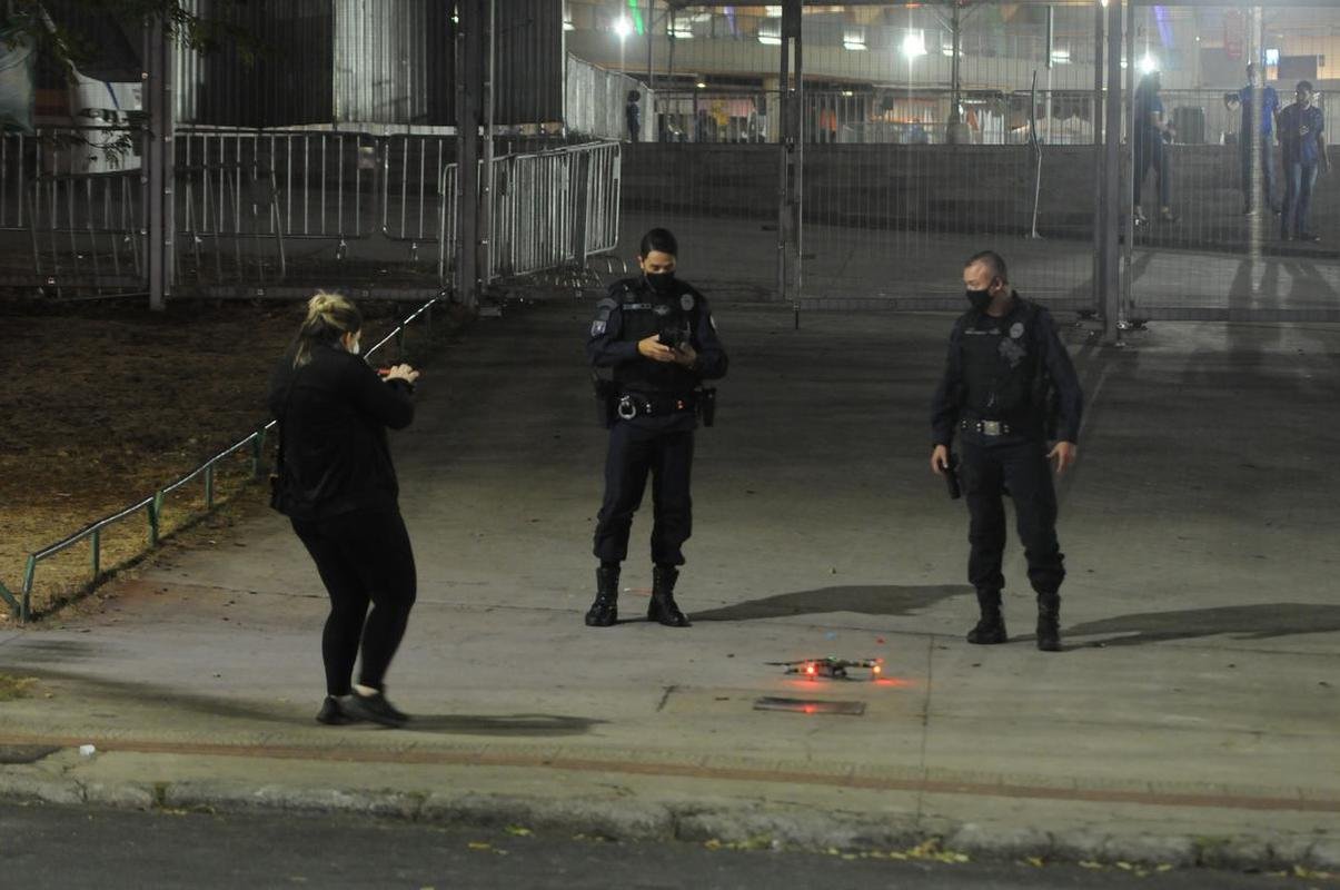Torcida do Cruzeiro voltou ao Mineiro aps meses de ausncia devido  pandemia. Houve grandes filas devido  desorganizao do clube, que demorou a enviar funcionrios aos portes para fazer a conferncia dos exames de COVID-19. Na Alameda das Palmeiras, muitos cruzeirenses se aglomeraram e no usaram mscara prximo ao Bar do Peixe.