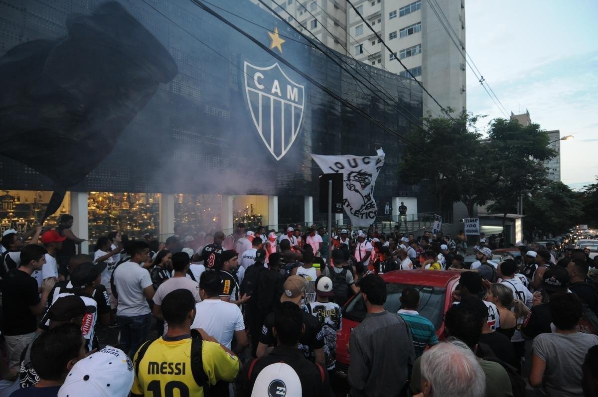 Depois de protesto na madrugada, torcedores do Atltico voltaram  sede de Lourdes, em BH, no final da tarde desta sexta-feira para atacar a diretoria do clube e os jogadores. Time foi goleado por 4 a 1 pelo Cerro Porteo na quarta-feira, em Assuno, e passou a ter chances remotas de se classificar s oitavas de final da Copa Libertadores. No domingo, Galo abre final do Mineiro contra o Cruzeiro, no Mineiro. Presso tenta mexer com brios do elenco s vsperas da deciso.