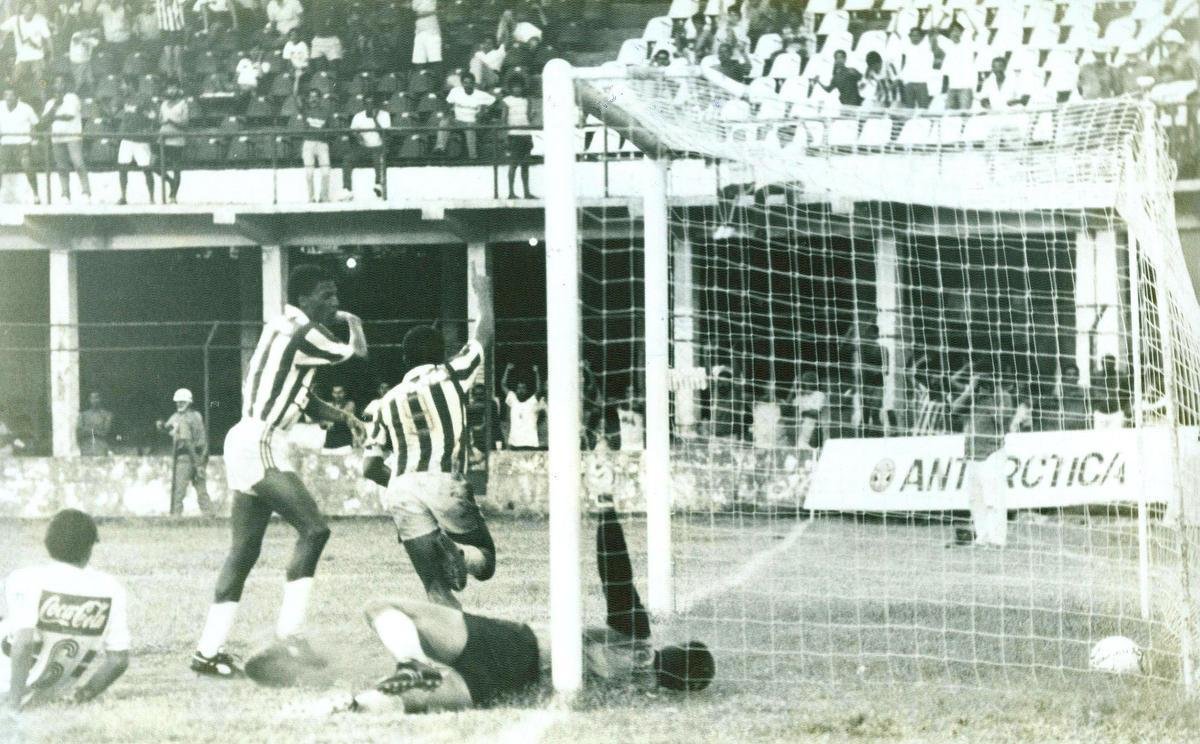 Nutico enfrenta o So Paulo no Brasileiro de 1990. No empate em 1 a 1, equipe timbu exibe outro modelo fornecido pela Finta