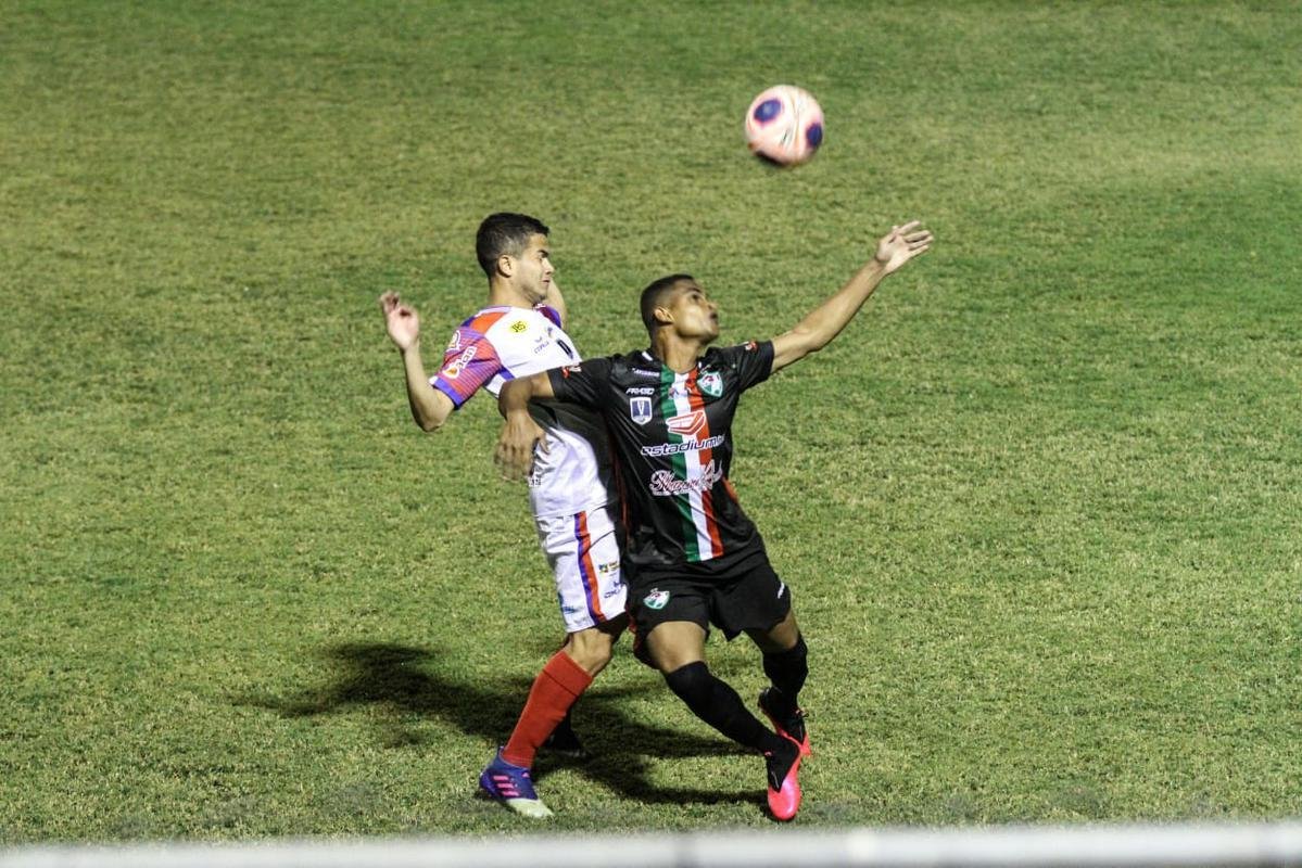 Jogando em casa, o Salgueiro foi melhor e imps o placar de 3 a 0 sobre o Afogados, confirmando a sua terceira deciso de ttulo do Campeonato Pernambucano, segunda contra o Santa Cruz.