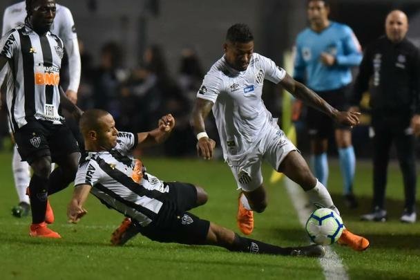Atlético derrotou Santos por 2 a 1, de virada, com gols de Chará, e avançou às quartas de final da Copa do Brasil