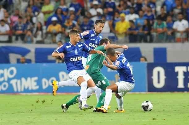 Bruno Rodrigo, de cabea, abriu o placar para o Cruzeiro no Mineiro